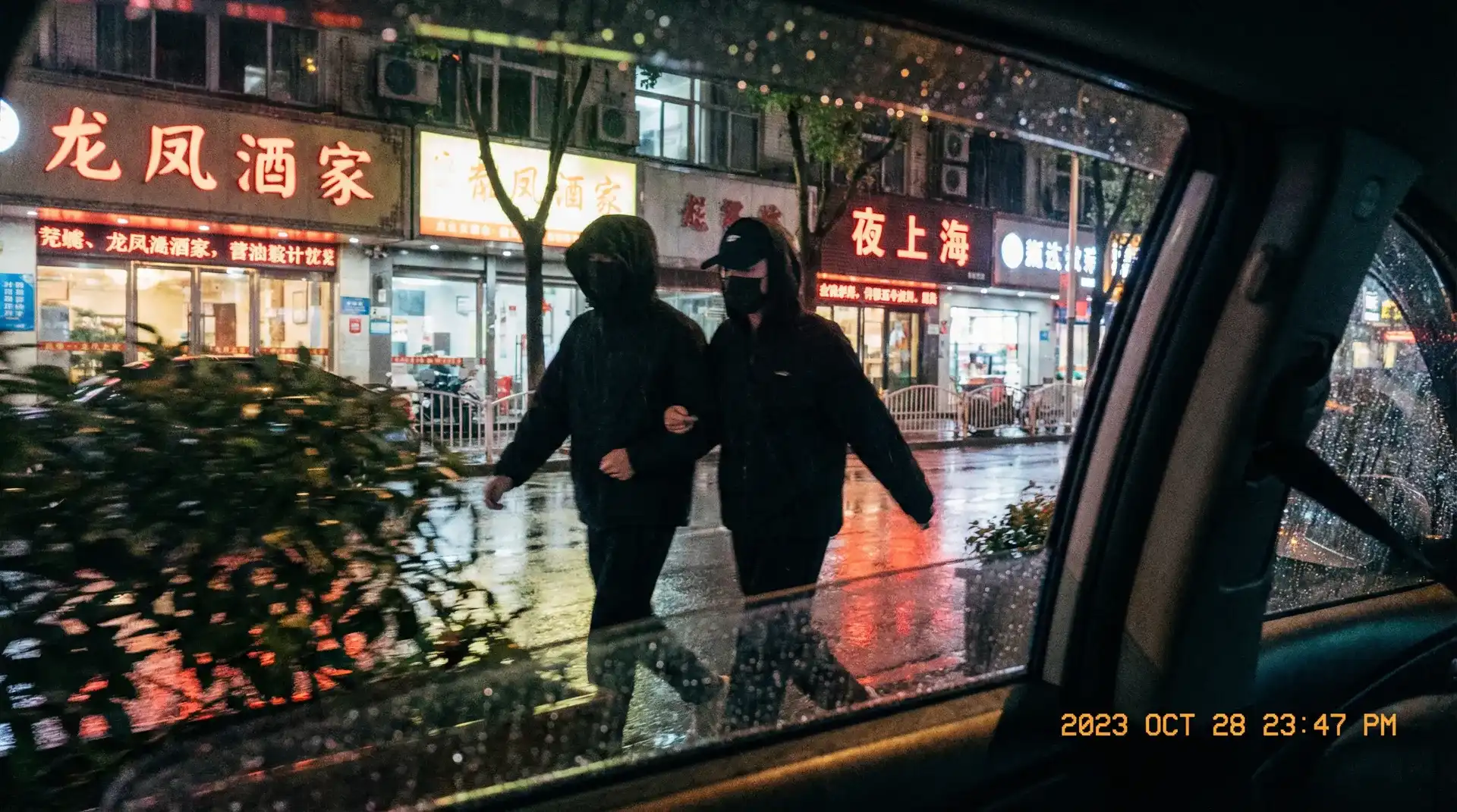 色虎 - 顶流明星深夜密会现场抓拍照片